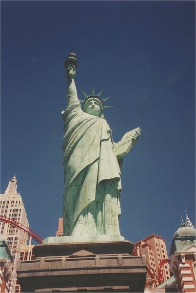 vegas newyork statue