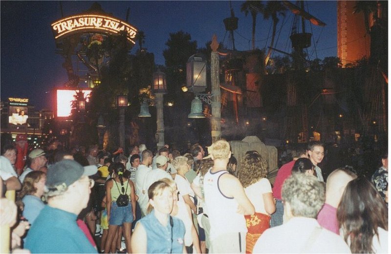 vegas treasure crowd